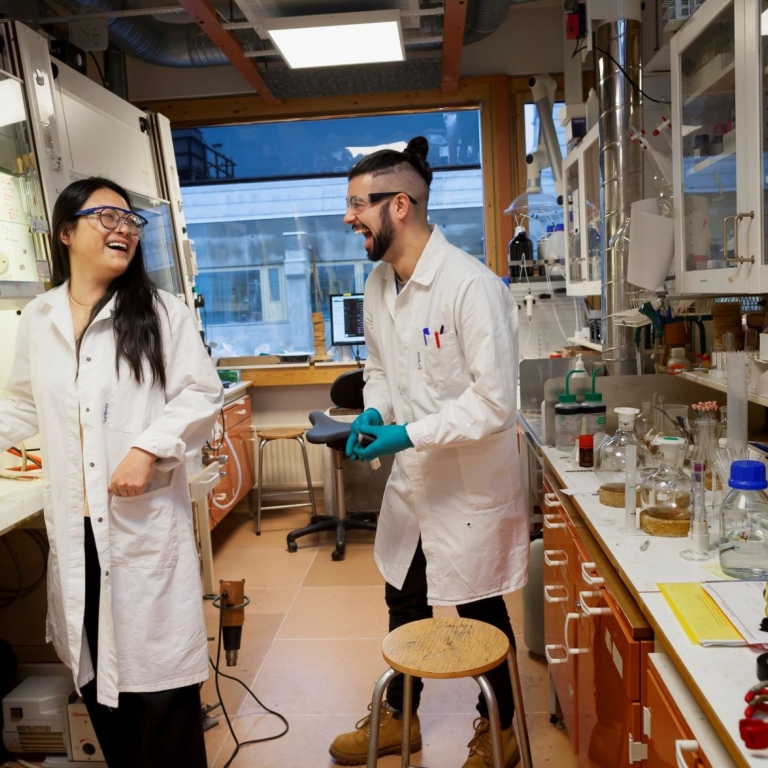 Li och Pedro laughing in the lab